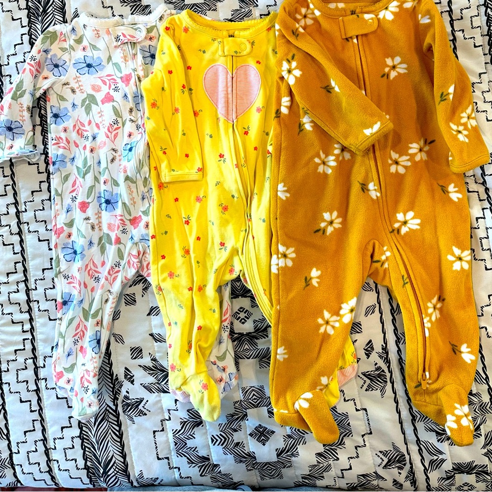 3 pairs of infant pajamas